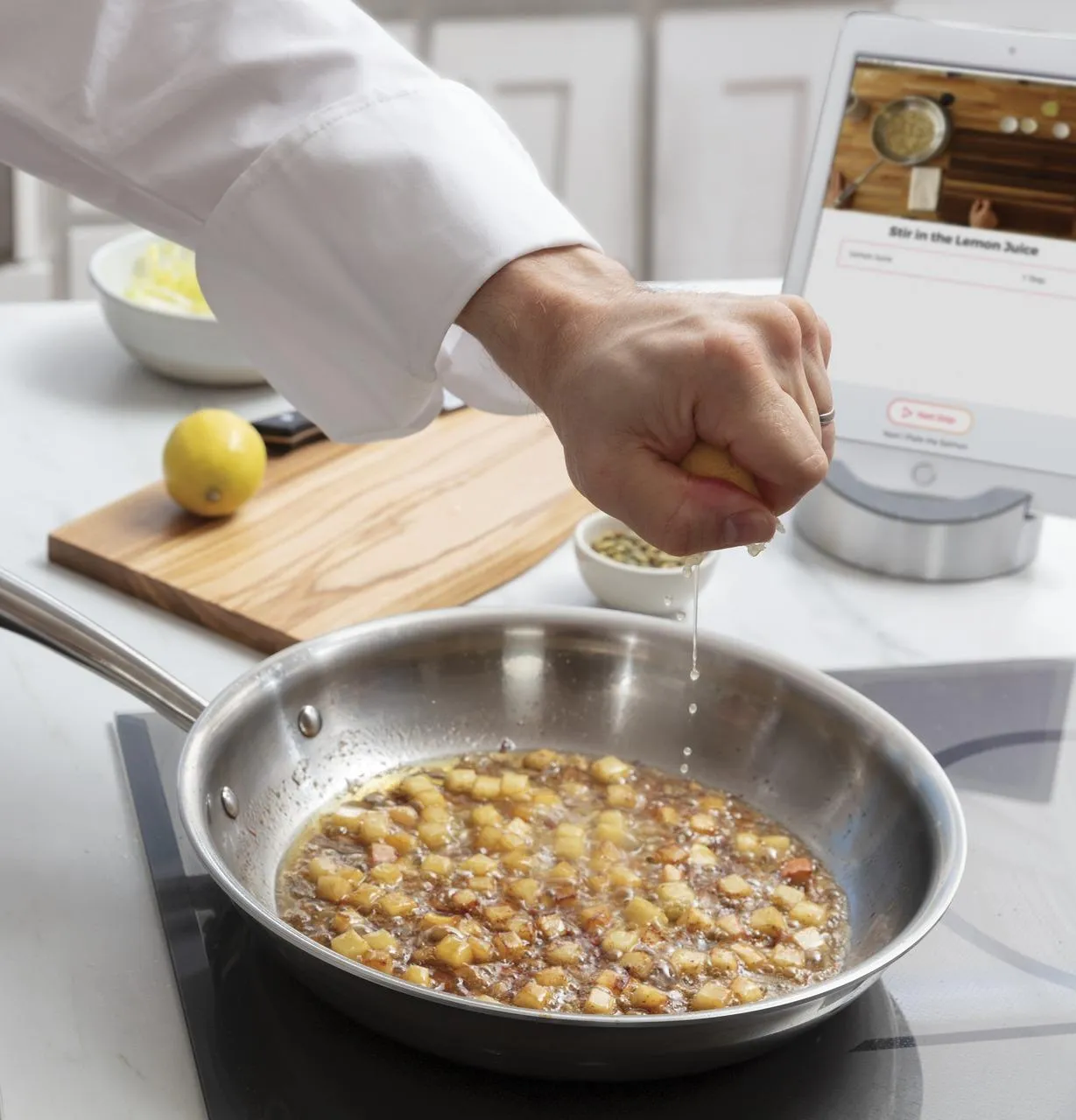 Caf(eback)™ 30" Smart Touch-Control Induction Cooktop